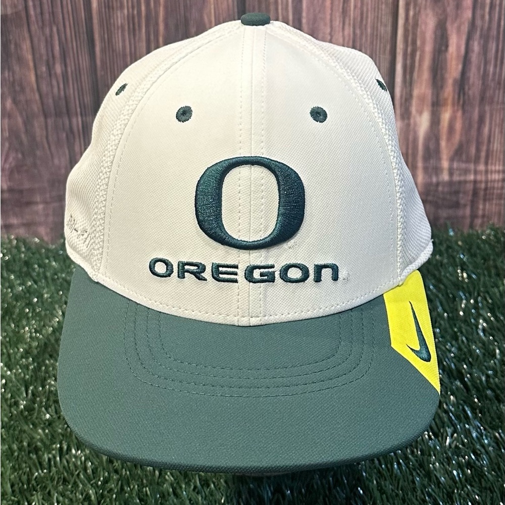 Nike Dri-Fit University Of Oregon Ducks Flex-Fit Hat